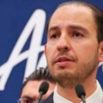 Hombre cae con su auto en estacionamiento de plaza en Edomex