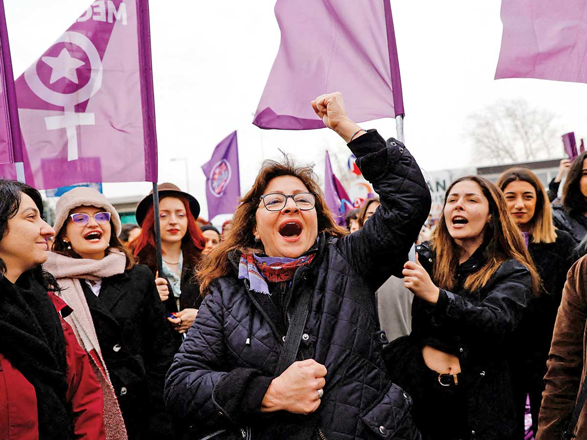 La nueva oleada migratoria: 40% de mujeres estadounidenses buscan huir del país en búsqueda de mejores oportunidades ante la política de Trump.