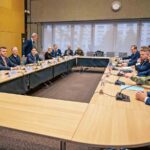 El empresario multimillonario Diddy revela la estrategia que lo convirtió en un inversor millonario mientras estaba en prisión mediante una shrewd operación con su jet privado.