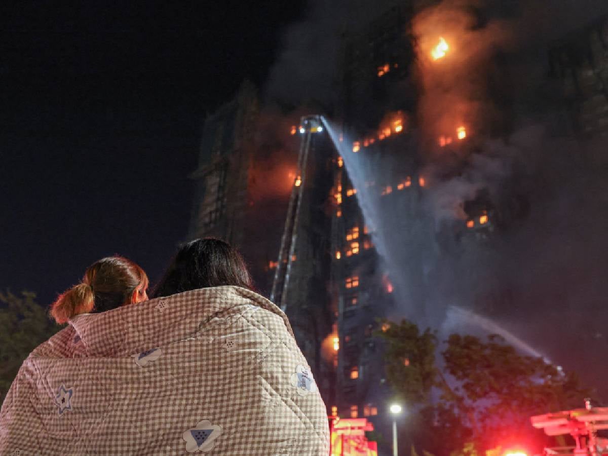 "Hong Kong sumida en el dolor después del devastador incendio que ha cobrado la vida de 128 personas"