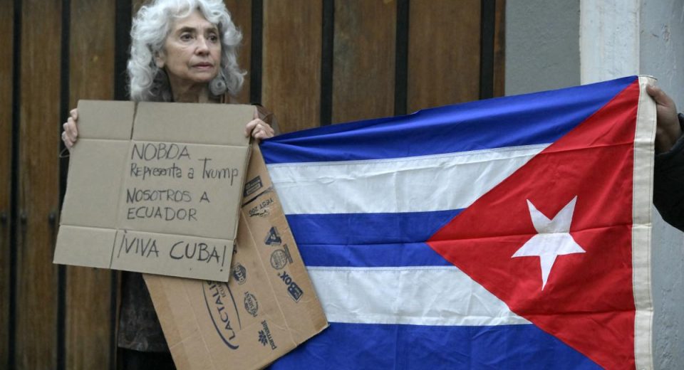 Ecuador expulsa al embajador de Cuba y rompe relaciones diplomáticas