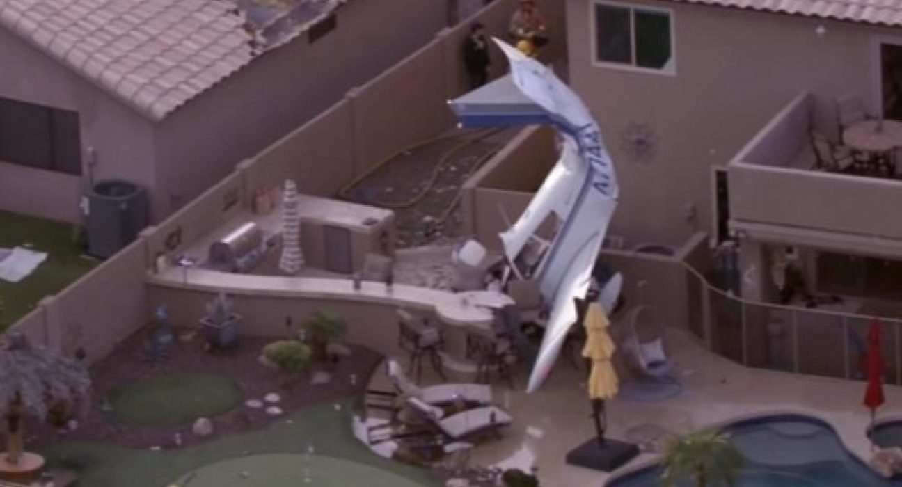 Tragedia aérea: avioneta de entrenamiento impacta en zona residencial de Arizona