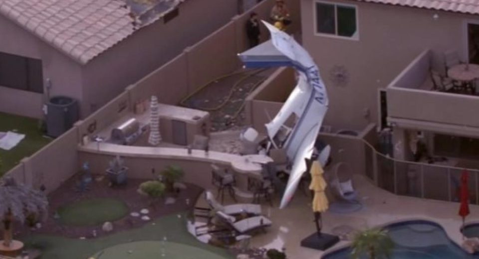 Tragedia aérea: avioneta de entrenamiento impacta en zona residencial de Arizona