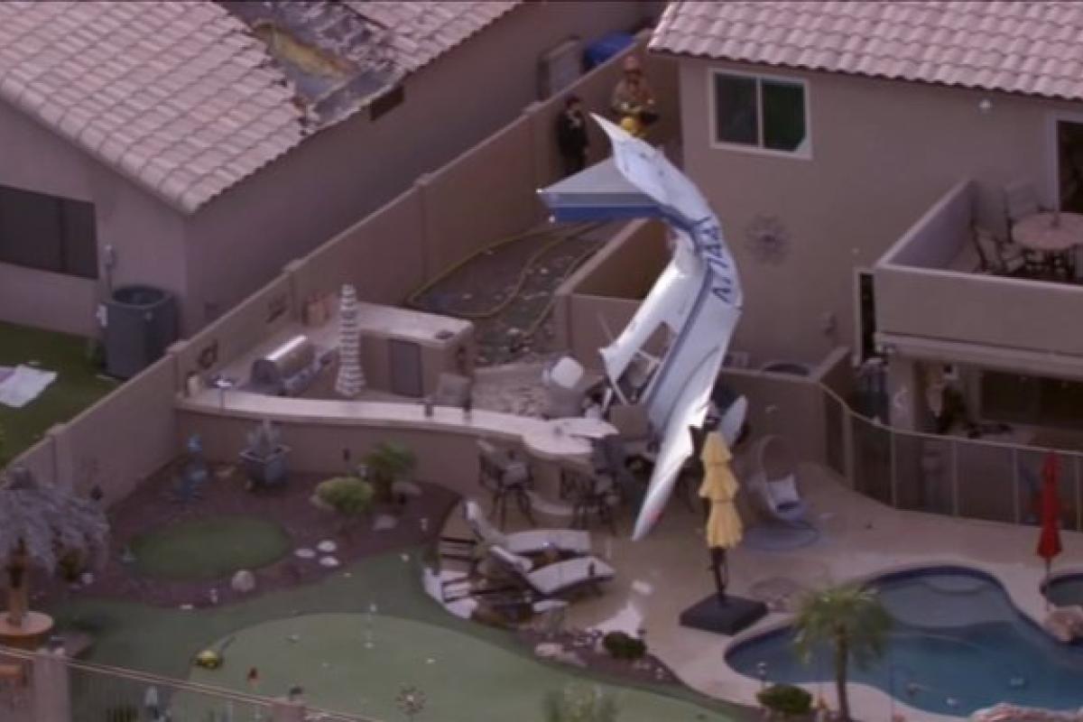 Tragedia aérea: avioneta de entrenamiento impacta en zona residencial de Arizona